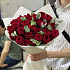 25 красных роз с зеленью - Фото 1