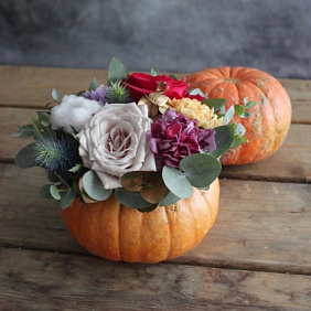 Осенняя тыква с цветами