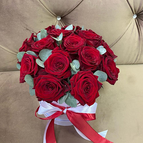 15 красных роз с эвкалиптом в белой шляпной коробке - Фото 4