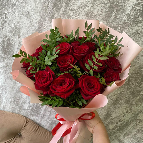 Букет из 19 красных роз с зеленью - Фото 3