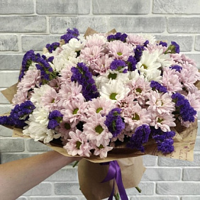 Букет из хризантем и статицы