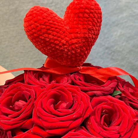 Композиция из красных роз с вязаным сердцем «Романтика» - Фото 5