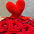 Композиция из красных роз с вязаным сердцем «Романтика» - Фото 5