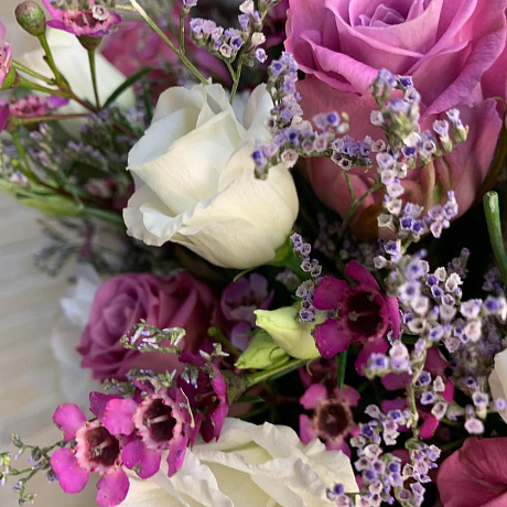 Коробка с кенийской розой и лизиантусами - Фото 5