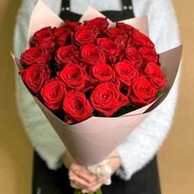 Букет из 25 красных роз (60см)
