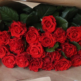 Траурный букет Букет из роз Эль Торо 18 шт Букет роз Букет с розами Алые розы Розы с волнистыми лепестками