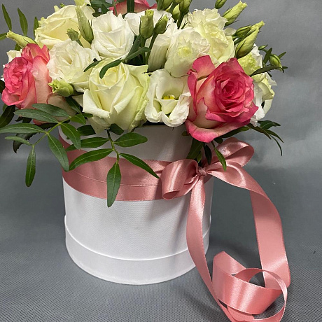 Шляпная коробка с миксом из роз и Эустом - Фото 4