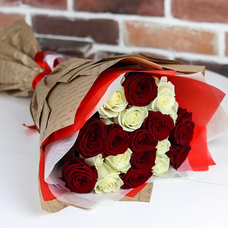 Розы. Букет из 19 красных и белых роз (микс). N659 - Фото 3
