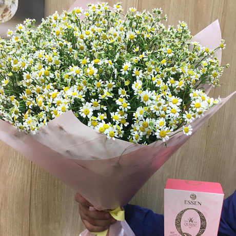 Букет ромашек с конфетами - Фото 3