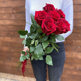 Букет из 7 классических красных роз под ленту