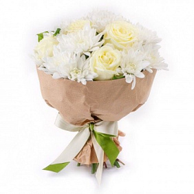 Букет из белых роз, кустовых хризантем и салала