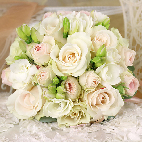 Букет невесты кустовых роз и фрезии - Фото 3