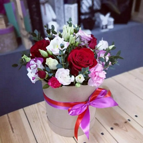 Цветы в коробке (роза ред наоми. - 3 шт.)