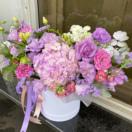 Сборная коробка с гортензией и лизиантусом - Фото 3