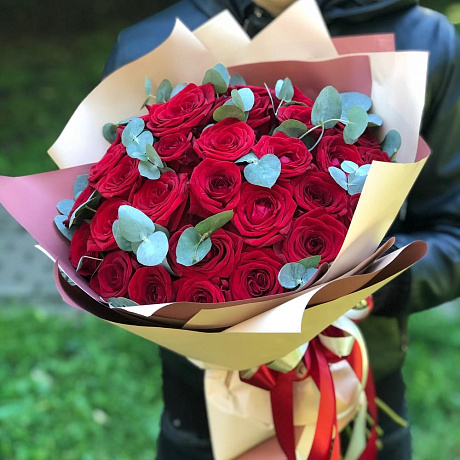 31 чарующих роз Red Naomi с эвкалиптом - Фото 3