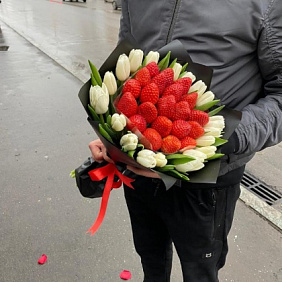 Букет Клубника с тюльпанами