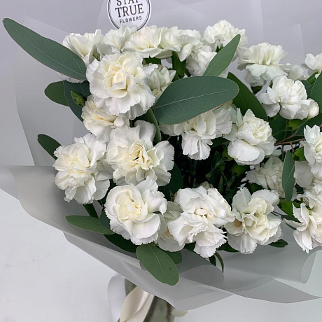 Монобукет из белых кустовых диантусов с эвкалиптом - Фото 3