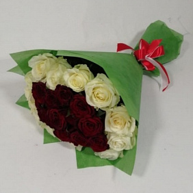 Букет из роз "красное в белом"