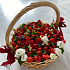 Корзина с клубникой и цветами - Фото 1