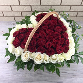 Сердце из роз в корзине