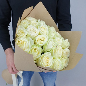 Букет из 21 белой розы в крафте