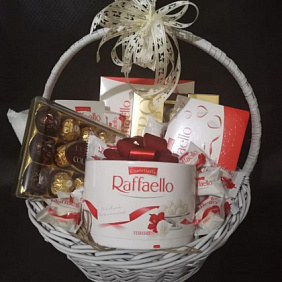 Корзина с Raffaello и Ferrero