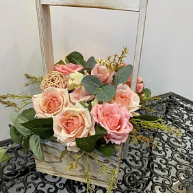 Композиция цветов в деревянном ящике