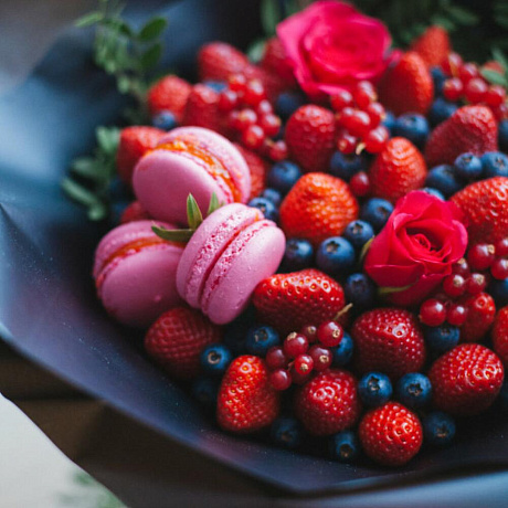 Букет с клубникой, голубикой, смородиной, макарунами и розами (Диаметр 25 см) - Фото 2