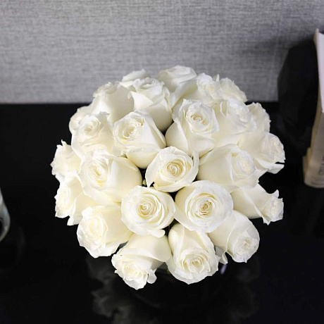 Букет из 25 роз Proud в вазе - Фото 2