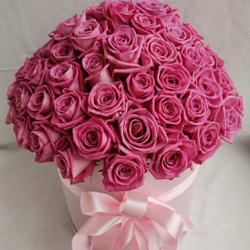75 розовых роз в шляпной коробке