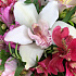 Эстетичный внешний вид корзины с свежими цветами орхидеи и альстромерии - Фото 6