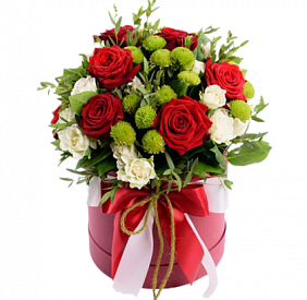 Букет из Розы, хризантемы и зелени в средней шляпной коробке