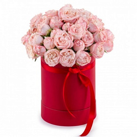 Розовые пионовидные кустовые розы микс в красной шляпной коробке