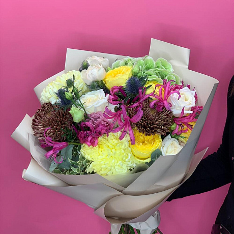 Яркий букет с гортензиями и французскими розами - Фото 5