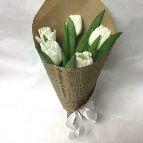 5 белых тюльпанов в упаковке