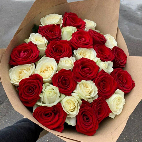 29 роз микс белые и красные - Фото 3
