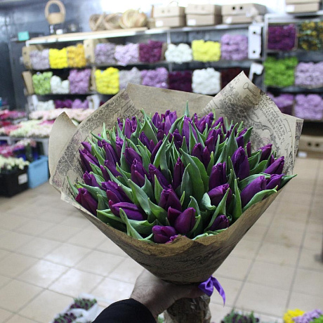 Фиолетовый тюльпан в крафте - Фото 4