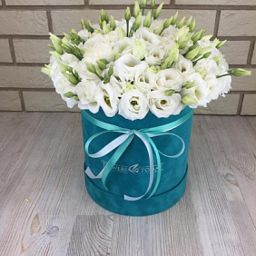 Эустомы в бархатной бирюзовой коробке