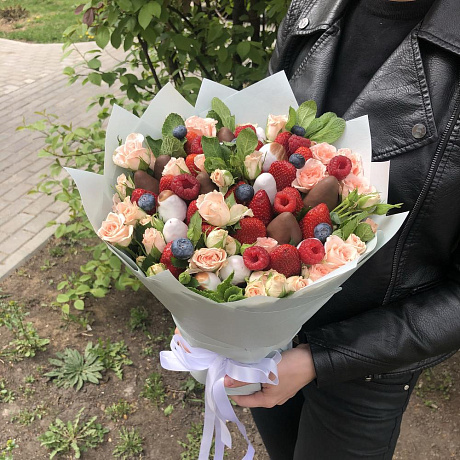 Нежный букет из кремовых или белых роз и свежих ягод - Фото 3