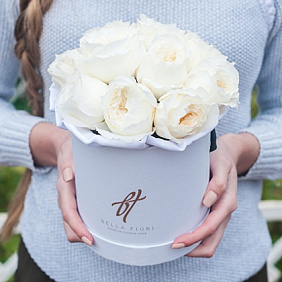 Белые пионовидные розы в белой коробке