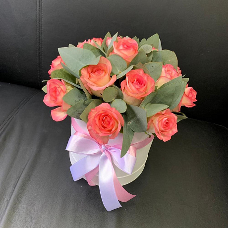 15 роз Джумилия с эвкалиптом в шляпной коробке - Фото 2