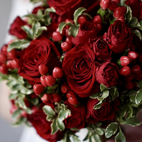 Букет невесты с миксом красных роз и гиперикумом - Фото 3