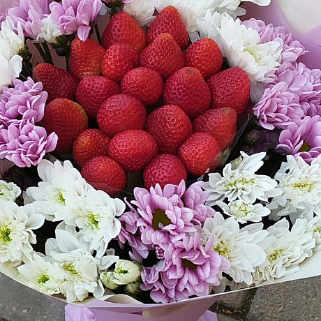 Букет из клубники с хризантемами - Фото 6