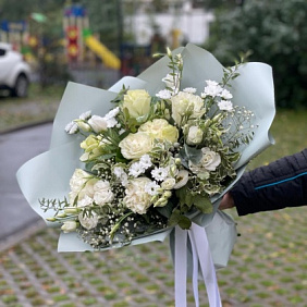 Букет пионовидных роз, брасики, иустомы