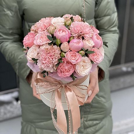 Шляпная коробка из кустовой розы и диантуса Кристалл7 - Фото 2