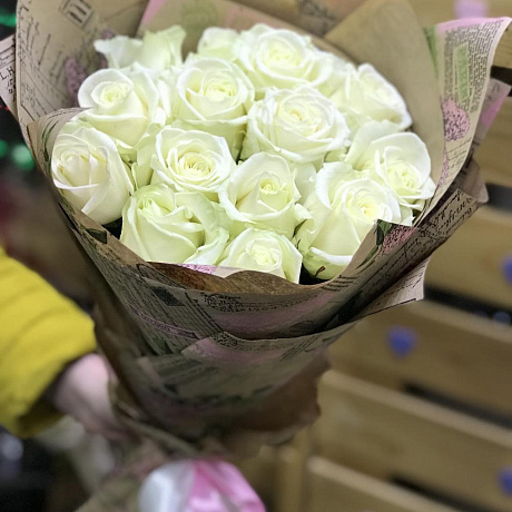 Букет из 15 белых роз в крафте №161 - Фото 4