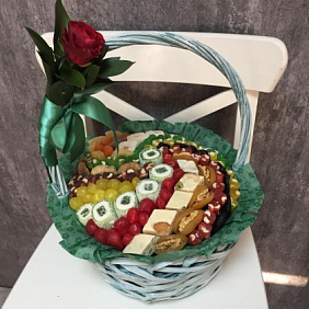 Корзина сухофруктов с розой, мята 30 см