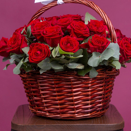 Корзина с красными розами и эвкалиптом - Фото 2
