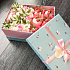 Коробка с капкейками и живыми цветами - Фото 3