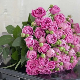 Букет из 19 пионовидных кустовых роз" №163